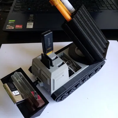 Ống cắm bút hình xe tăng bệ phóng tên lửa - Decor bàn làm việc siêu chất, in không cần support