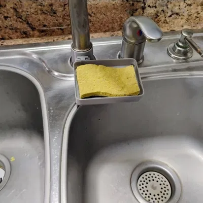 Khay đựng miếng rửa chén gắn vòi nước xoay 360 độ