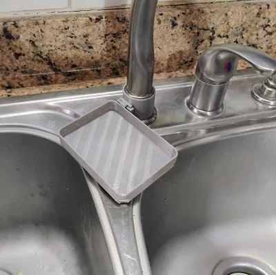 Khay đựng miếng rửa chén gắn vòi nước xoay 360 độ