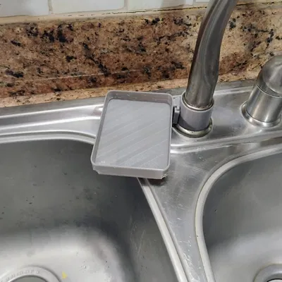 Khay đựng miếng rửa chén gắn vòi nước xoay 360 độ