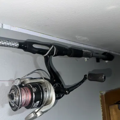 Giá treo cần câu gắn tường đơn giản, tiết kiệm không gian