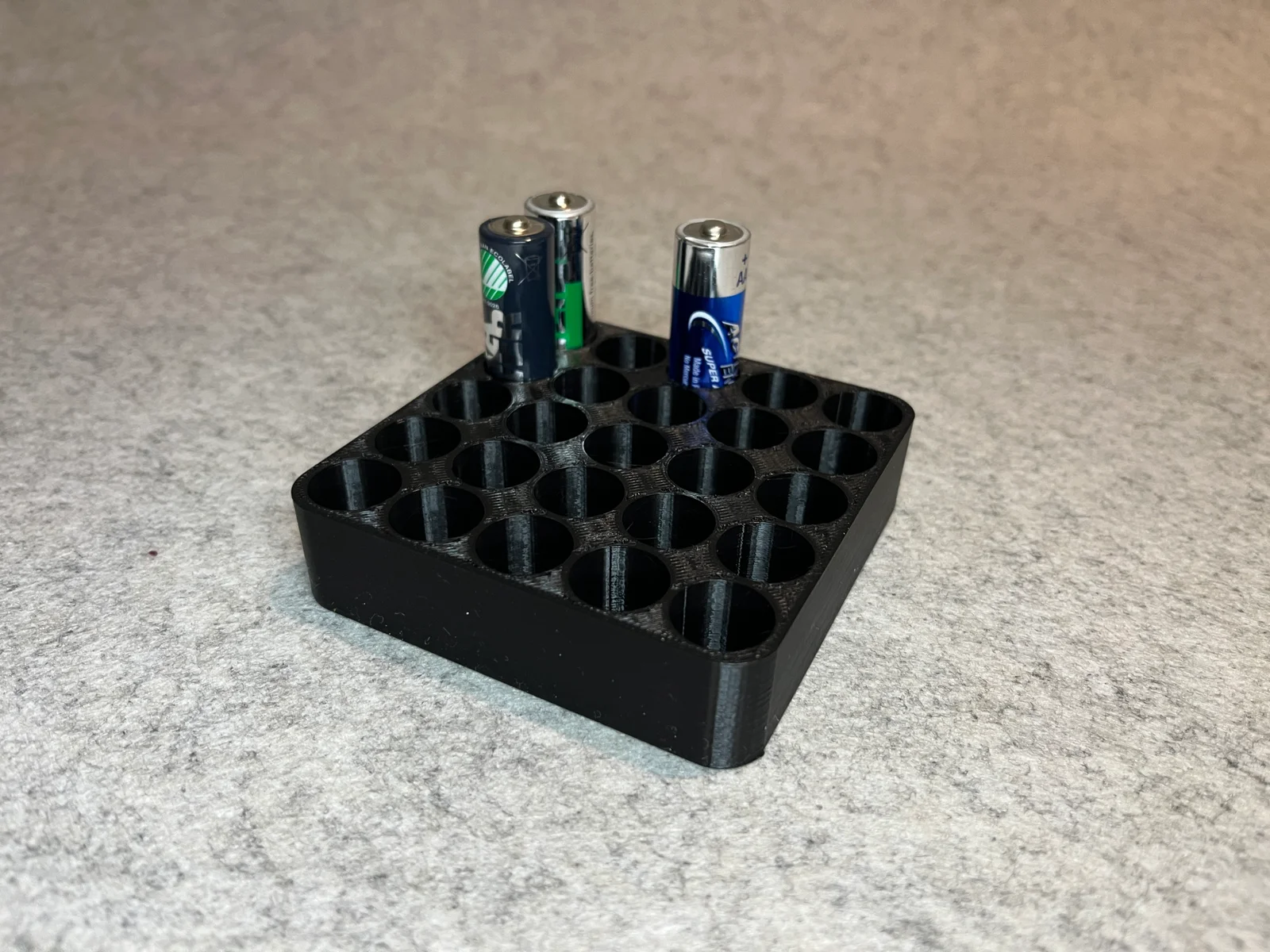Khay in 3D đựng 25 viên pin AA gọn gàng, tiện lợi 1