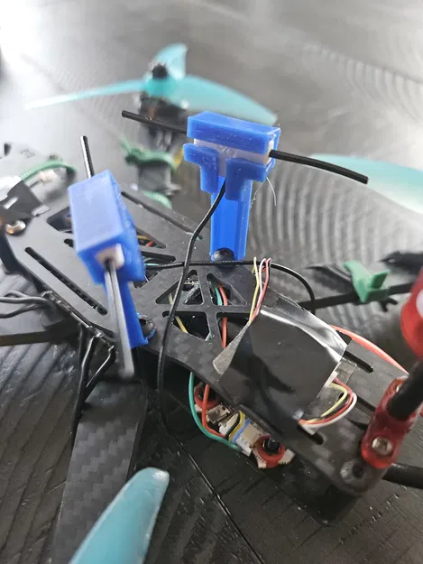 Giá đỡ ăng-ten Dipole M3 Flex Center Fed - Image 1