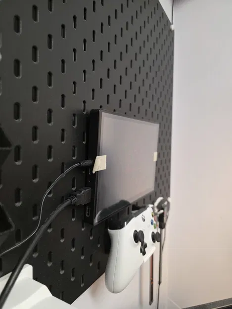 Giá treo màn hình di động 10.1 inch cho bảng Skadis gọn gàng - Image 1