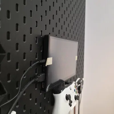 Giá treo màn hình di động 10.1 inch cho bảng Skadis gọn gàng