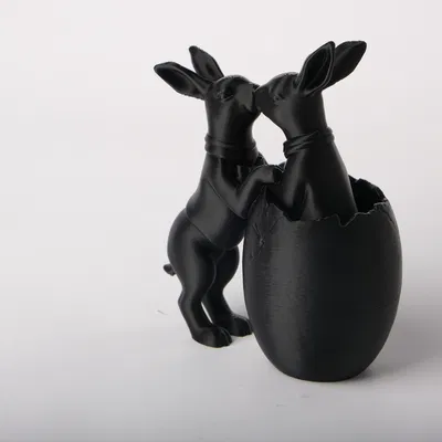 Hai Chú Thỏ Hôn Nhau Dịp Lễ Phục Sinh