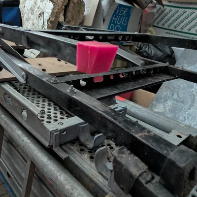 Chân đế bảo vệ bằng TPU thay thế cho bàn làm việc di động (workmate)