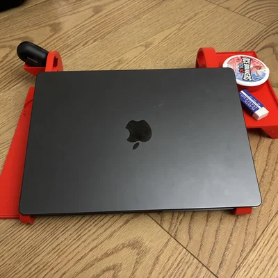 Giá đỡ MacBook đa năng in 3D có khay chứa đồ và đế sạc thông minh