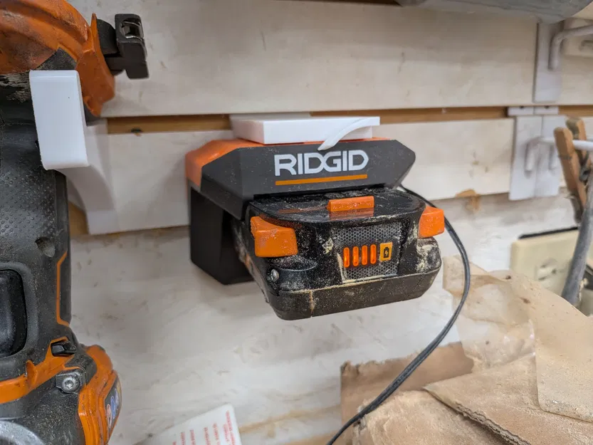 Giá treo tường Slatwall cho bộ sạc pin Ridgid 18V R86093 - Image 1