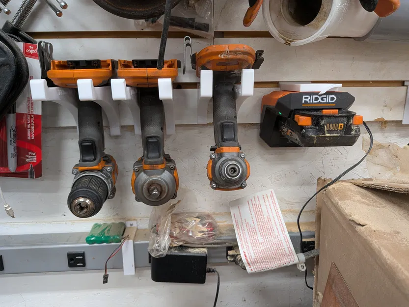 Giá treo tường Slatwall cho bộ sạc pin Ridgid 18V R86093 - Image 2