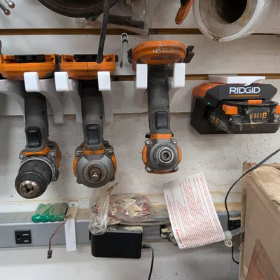 Giá treo tường Slatwall cho bộ sạc pin Ridgid 18V R86093