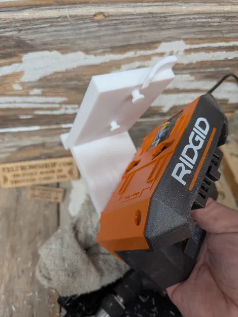 Giá treo tường Slatwall cho bộ sạc pin Ridgid 18V R86093 - Image 3