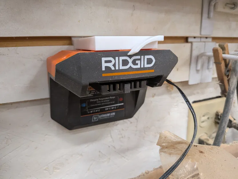 Giá treo tường Slatwall cho bộ sạc pin Ridgid 18V R86093 - Image 4
