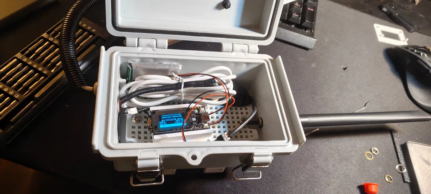 Đế giữ Heltec V4 (Holder with Holes) cố định mạch trong hộp điện - Image 1