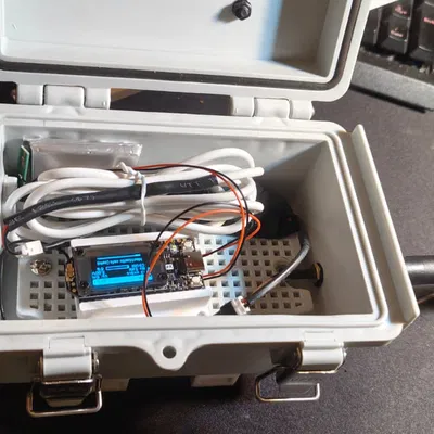 Đế giữ Heltec V4 (Holder with Holes) cố định mạch trong hộp điện