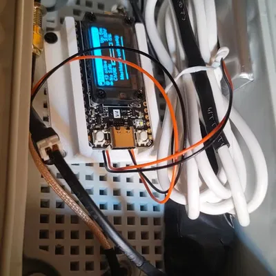 Đế giữ Heltec V4 (Holder with Holes) cố định mạch trong hộp điện