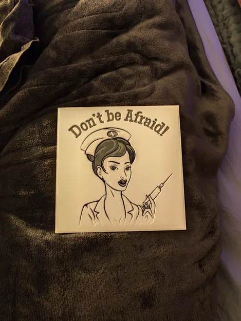 Cô y tá thân thiện - Bản in Hue Forge - Image 2