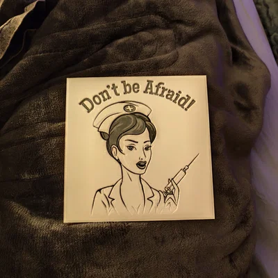 Cô y tá thân thiện - Bản in Hue Forge