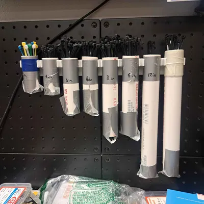 Giá treo ống PVC đựng dây rút (zip tie) trên bảng pegboard