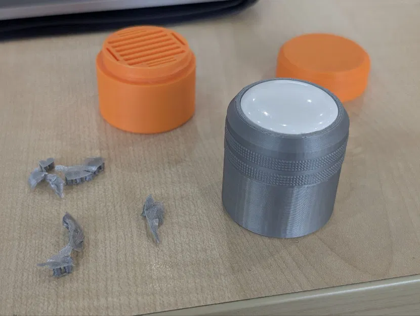 Nắp hộp đựng thẻ nhớ SD tích hợp khe gắn AirTag thông minh - Image 1