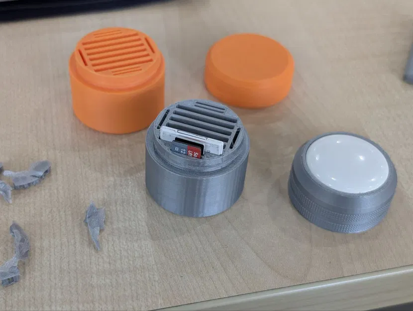 Nắp hộp đựng thẻ nhớ SD tích hợp khe gắn AirTag thông minh - Image 2