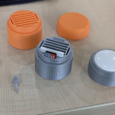 Nắp hộp đựng thẻ nhớ SD tích hợp khe gắn AirTag thông minh