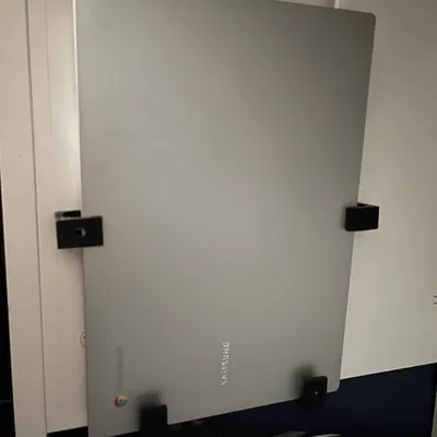 Giá treo laptop gắn cạnh bàn làm việc