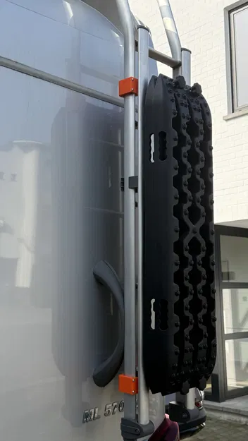 Giá treo tấm chống lầy trên thang xe Hymer (Hymer Ladder Holder) - Image 3