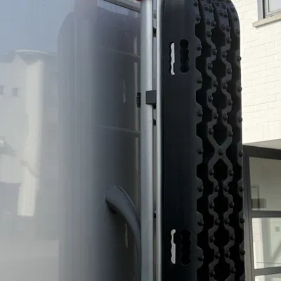 Giá treo tấm chống lầy trên thang xe Hymer (Hymer Ladder Holder)