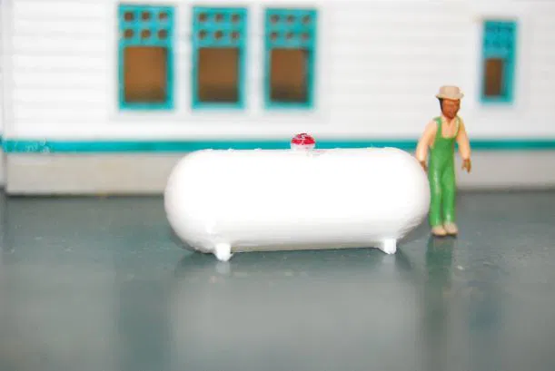 Mô hình bồn chứa khí Propane 500 gallon tỷ lệ HO (1:87) cho sa bàn - Image 1
