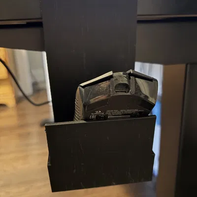 Giá treo chuột gắn cạnh bàn gọn gàng và tiện lợi