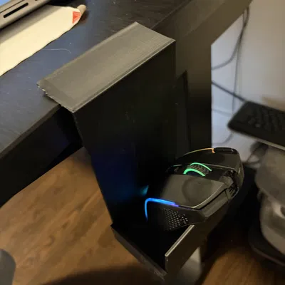 Giá treo chuột gắn cạnh bàn gọn gàng và tiện lợi