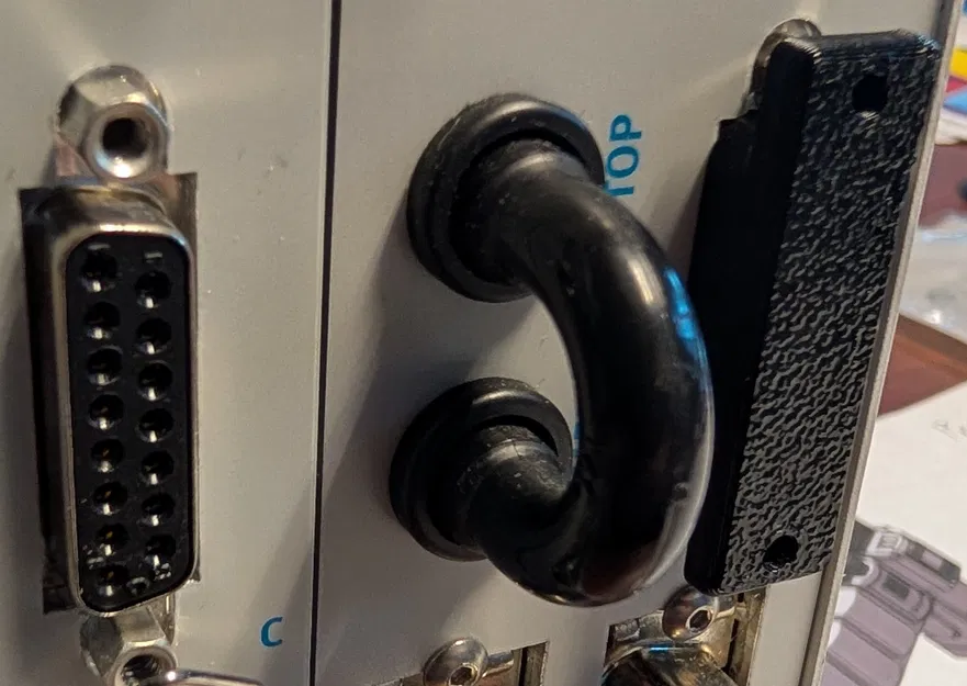 Nắp che bụi cổng kết nối DB15 có lỗ bắt vít - Phụ kiện in 3D - Image 1