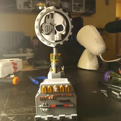 Giá đỡ tai nghe và tay cầm phong cách Tech Support Priest