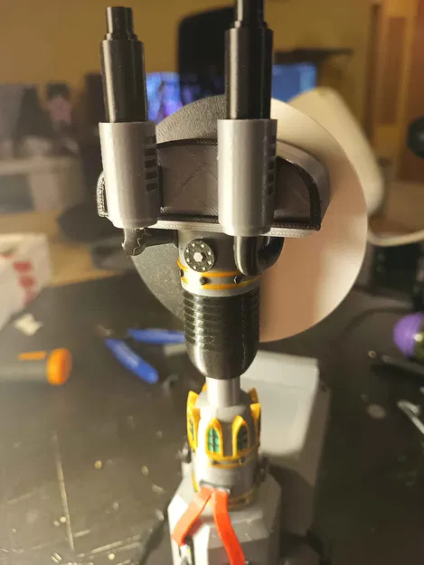 Giá đỡ tai nghe và tay cầm phong cách Tech Support Priest - Image 6