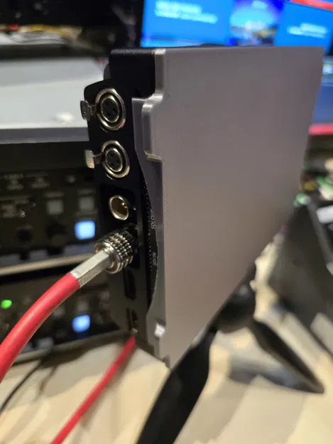 Nắp bảo vệ màn hình Blackmagic Design 12g Video Assist 7 inch - Image 1