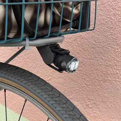 Giá gắn đèn xe đạp bên dưới baga