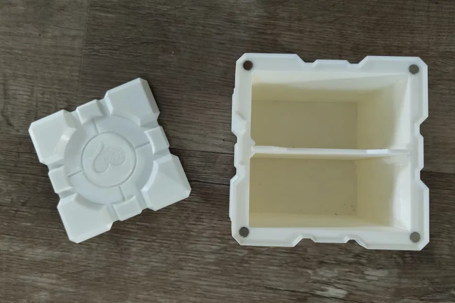 Hộp Companion Cube với Ngăn Chia và Nắp Hít Nam Châm - Image 1