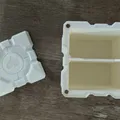 Hộp Companion Cube với Ngăn Chia và Nắp Hít Nam Châm - Thumbnail 1