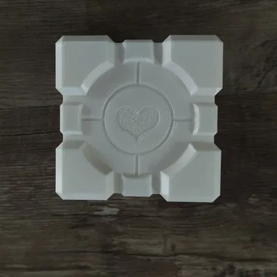 Hộp Companion Cube với Ngăn Chia và Nắp Hít Nam Châm