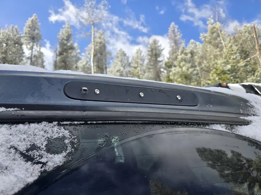 Tấm che lấp khoảng hở đèn phanh thứ ba cho Toyota Sequoia - Image 1