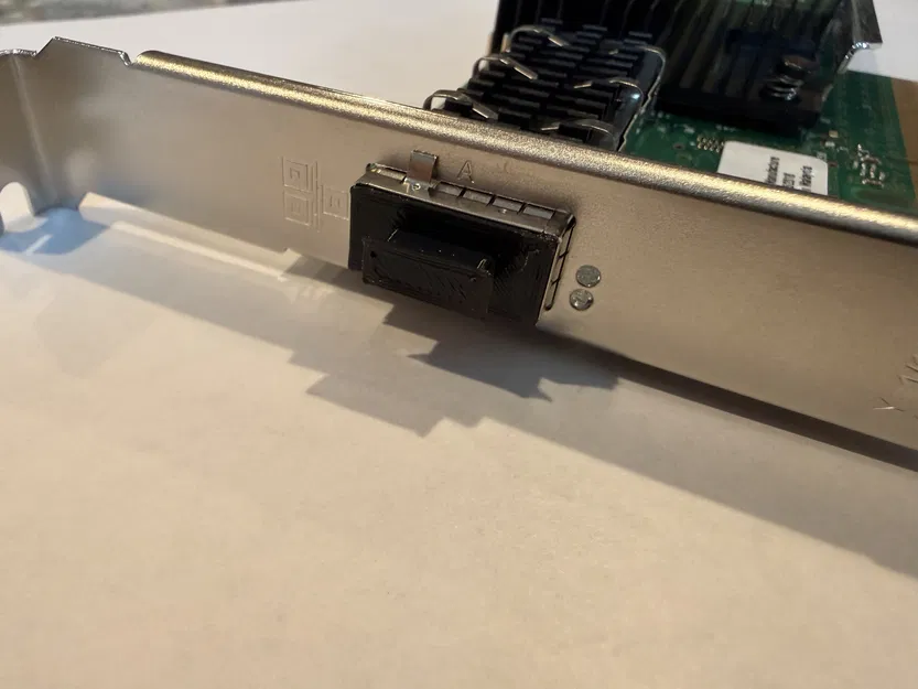 Nắp đậy bụi cổng QSFP — Vát mép, có gờ chặn, thân khối đặc - Image 1