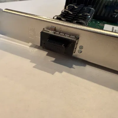 Nắp đậy bụi cổng QSFP — Vát mép, có gờ chặn, thân khối đặc