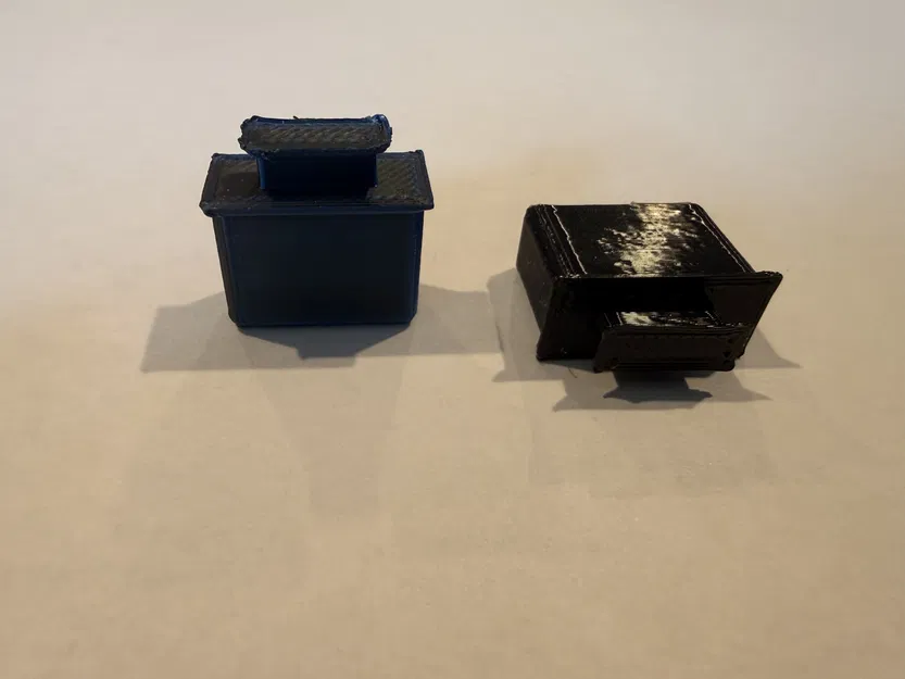 Nắp đậy bụi cổng QSFP — Vát mép, có gờ chặn, thân khối đặc - Image 2