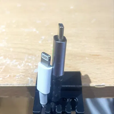 Kẹp Giữ Dây Cáp Để Bàn & Đầu Giường | Bộ Sắp Xếp Cáp Lightning & USB-C