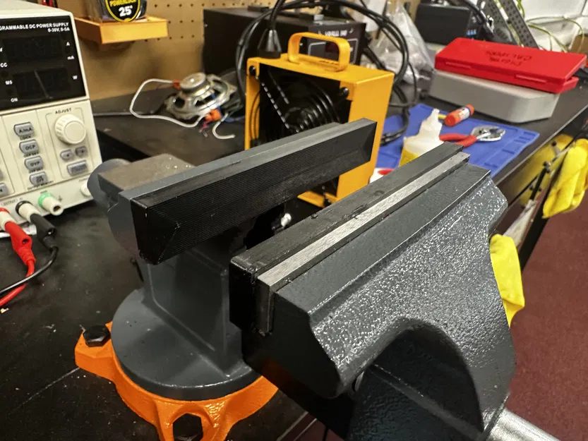 Ốp má kìm nhựa cho ê tô Vevor 4 1/2 inch - Image 1