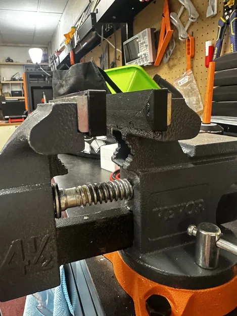 Ốp má kìm nhựa cho ê tô Vevor 4 1/2 inch - Image 2