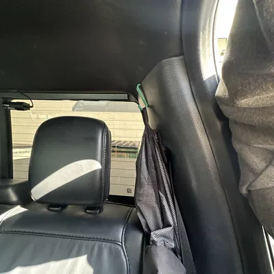 Móc treo áo khoác trên xe ô tô