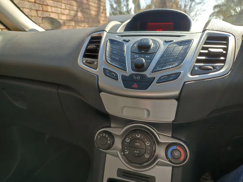 Ngăn kéo trung tâm cho Ford Fiesta (có giá đỡ điện thoại) - Image 1