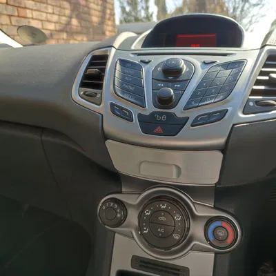 Ngăn kéo trung tâm cho Ford Fiesta (có giá đỡ điện thoại)